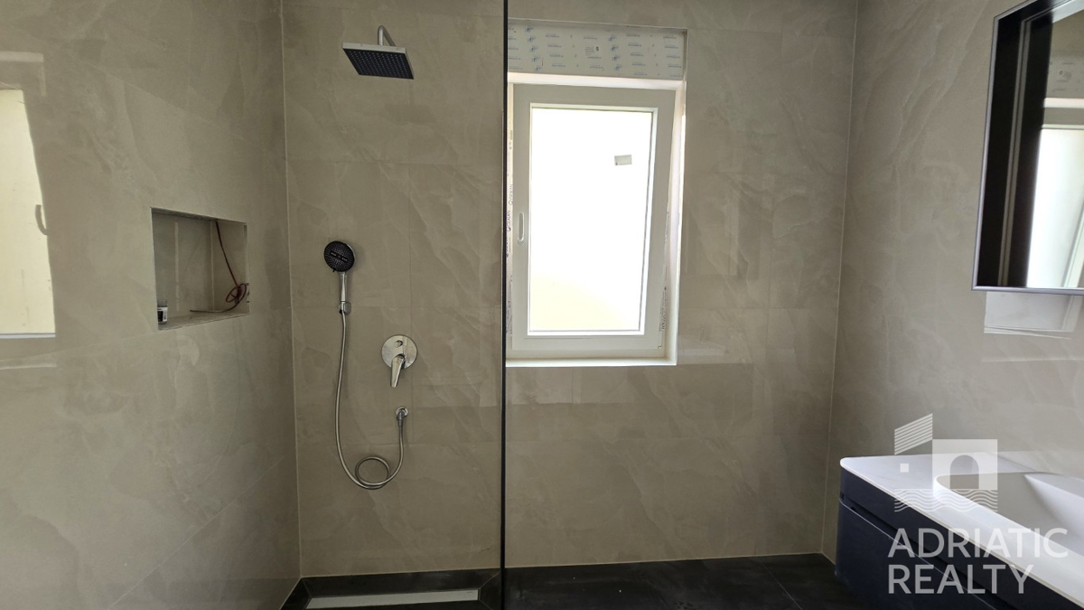 Vodice, sodoben dvoposteljni apartma z vrtom