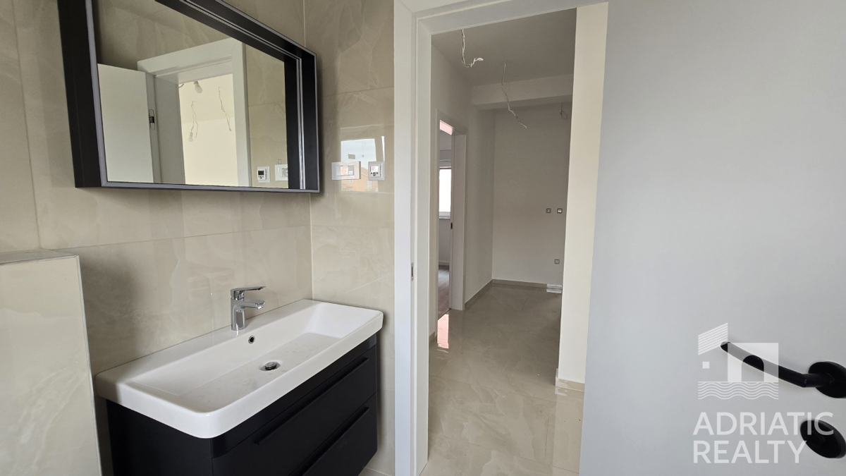 Vodice, sodoben dvoposteljni apartma z vrtom