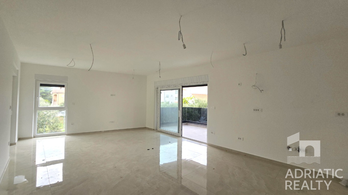 Vodice, sodoben dvoposteljni apartma z vrtom