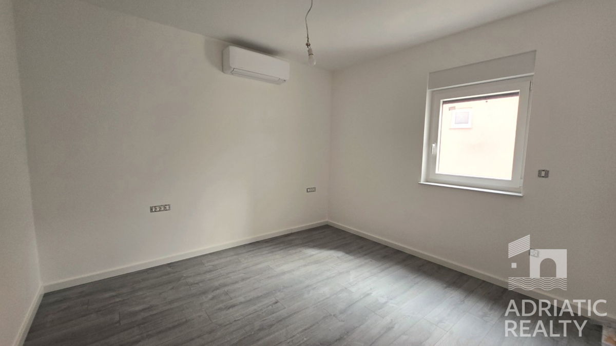 Vodice, sodoben dvoposteljni apartma z vrtom