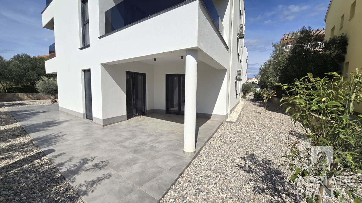 Vodice, sodoben dvoposteljni apartma z vrtom