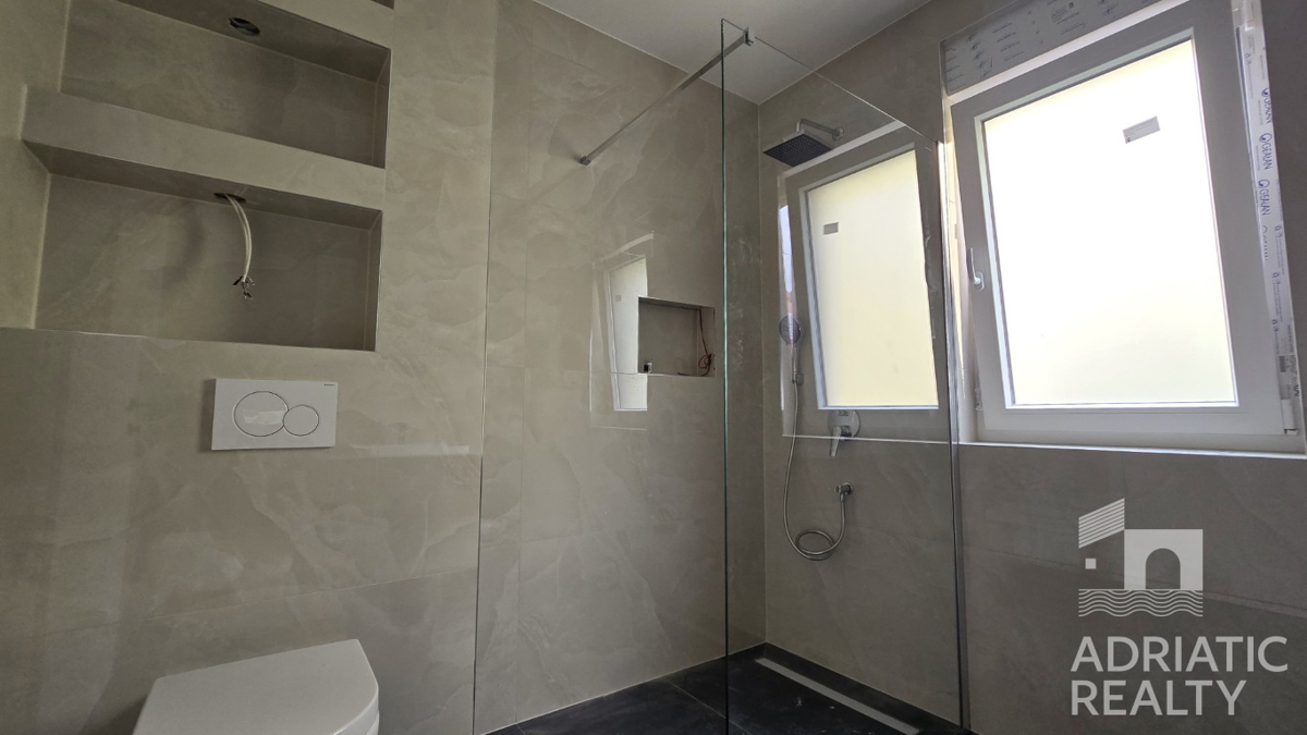 Vodice, sodoben dvoposteljni apartma z vrtom