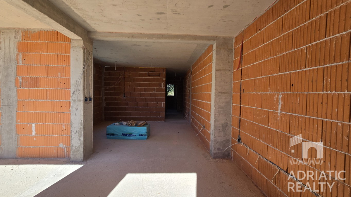 Vodice, dvosobno stanovanje z vrtom