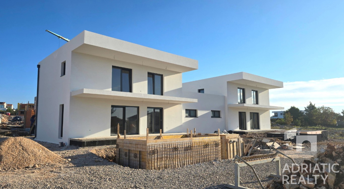 Vodice, novogradnja, moderna dvojna hiša z garažo in bazenom