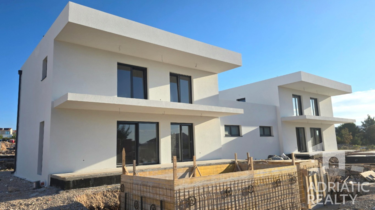 Vodice, novogradnja, moderna dvojna hiša z garažo in bazenom
