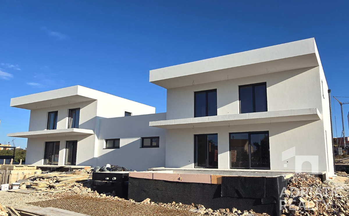 Vodice, novogradnja, moderna dvojna hiša z garažo in bazenom