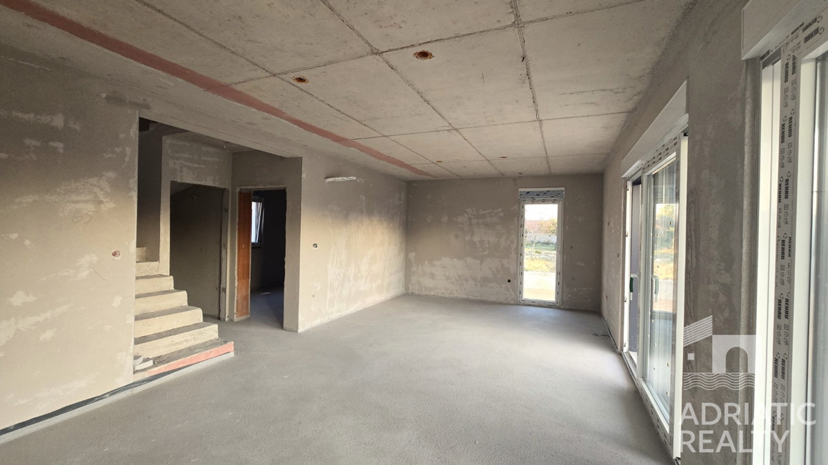 Vodice, novogradnja, moderna dvojna hiša z garažo in bazenom