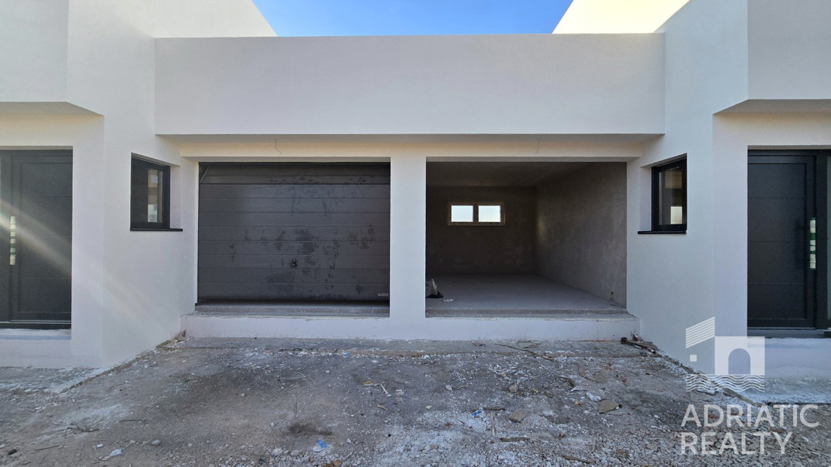 Vodice, novogradnja, moderna dvojna hiša z garažo in bazenom
