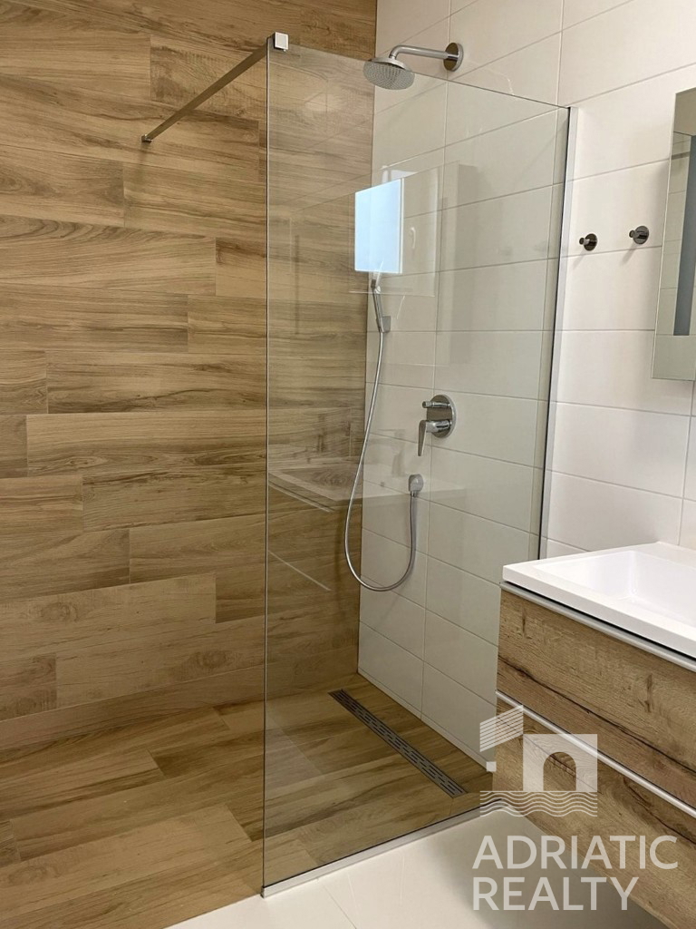 Vodice, moderna samostojna hiša s bazenom