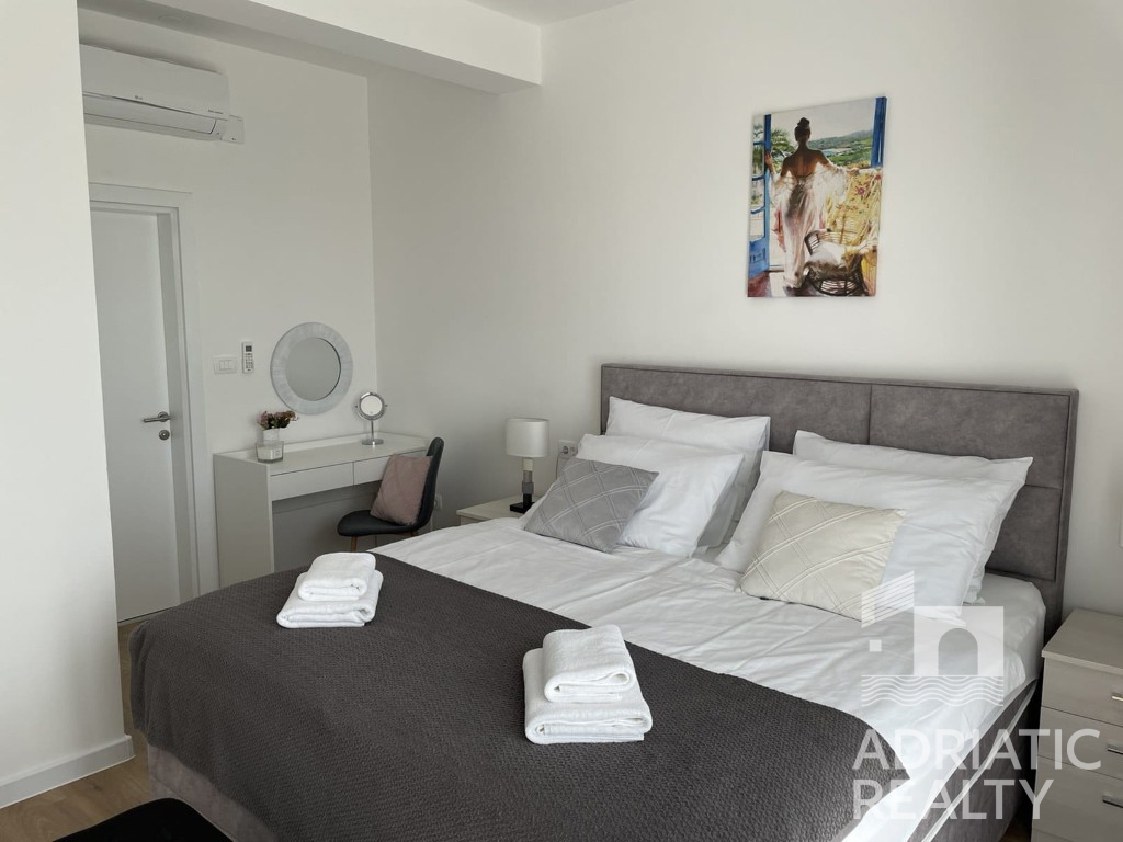 Vodice, moderna samostojna hiša s bazenom