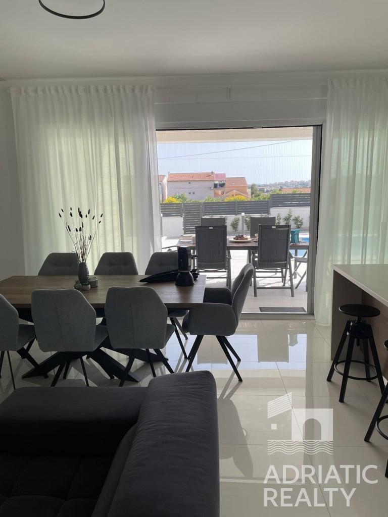 Vodice, moderna samostojna hiša s bazenom