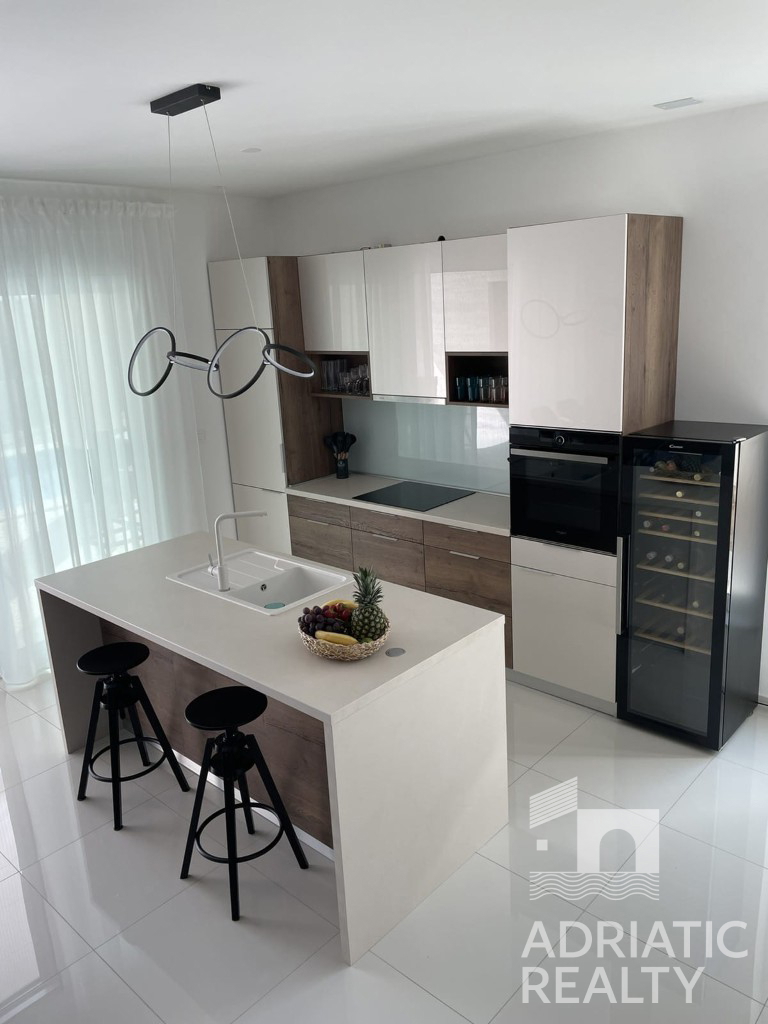 Vodice, moderna samostojna hiša s bazenom