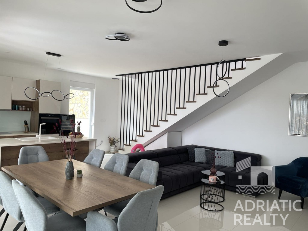 Vodice, moderna samostojna hiša s bazenom