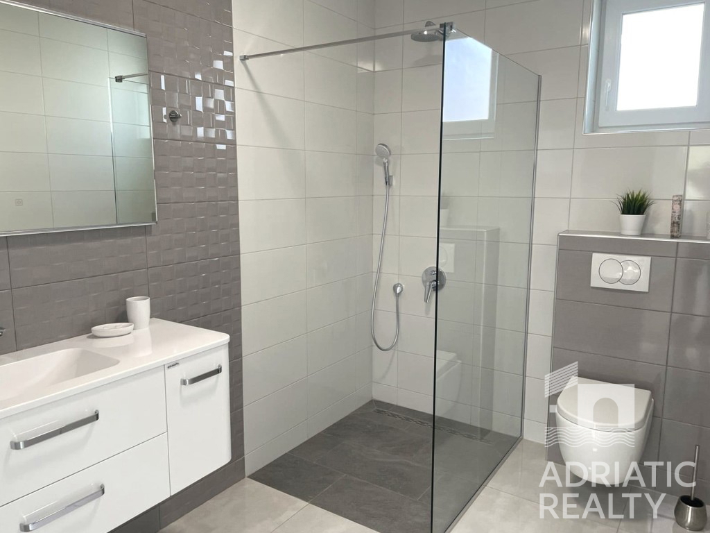 Vodice, moderna samostojna hiša s bazenom