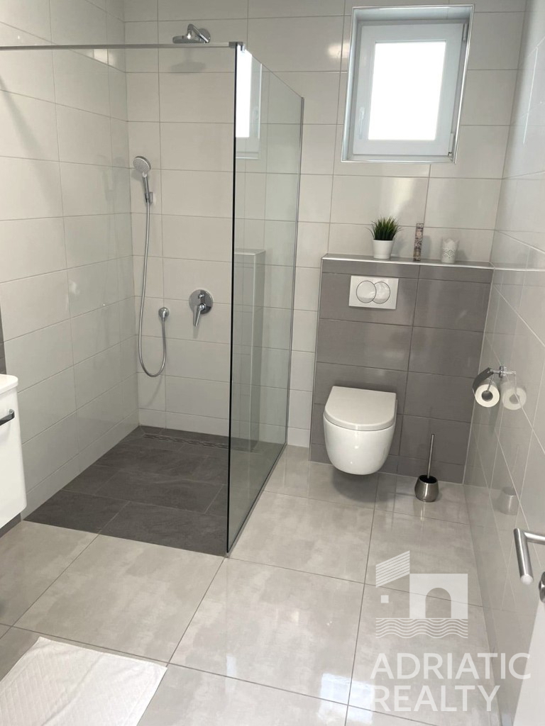 Vodice, moderna samostojna hiša s bazenom