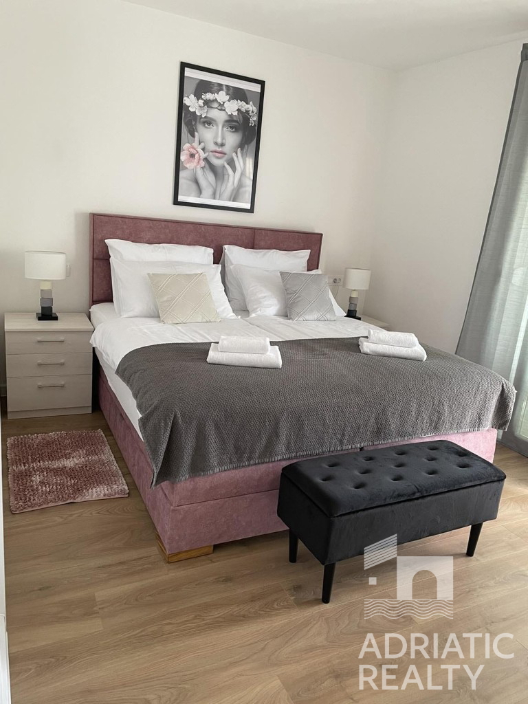 Vodice, moderna samostojna hiša s bazenom