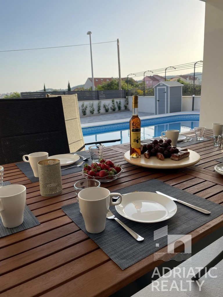 Vodice, moderna samostojna hiša s bazenom