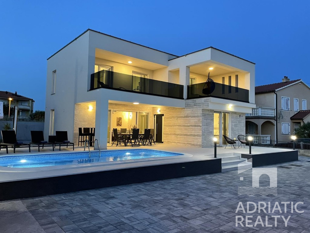 Vodice, moderna samostojna hiša s bazenom