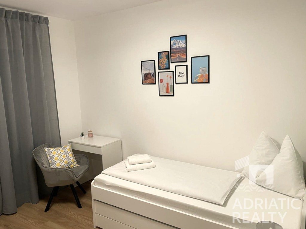 Vodice, moderna samostojna hiša s bazenom