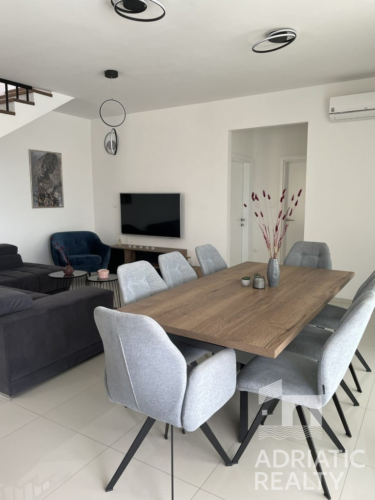 Vodice, moderna samostojna hiša s bazenom