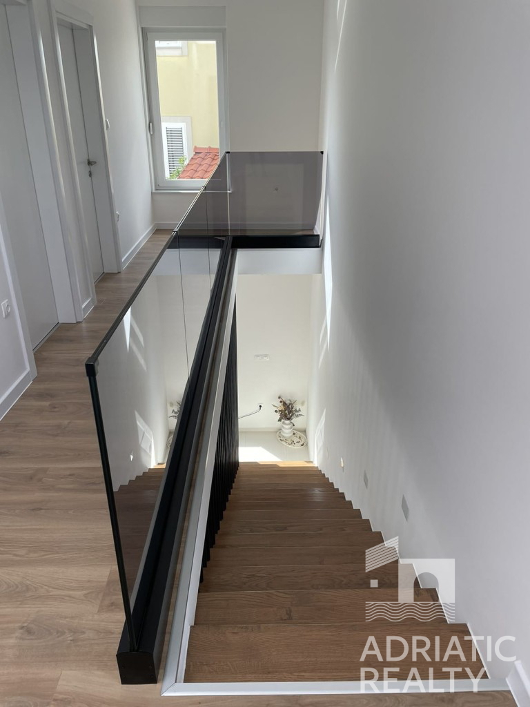 Vodice, moderna samostojna hiša s bazenom