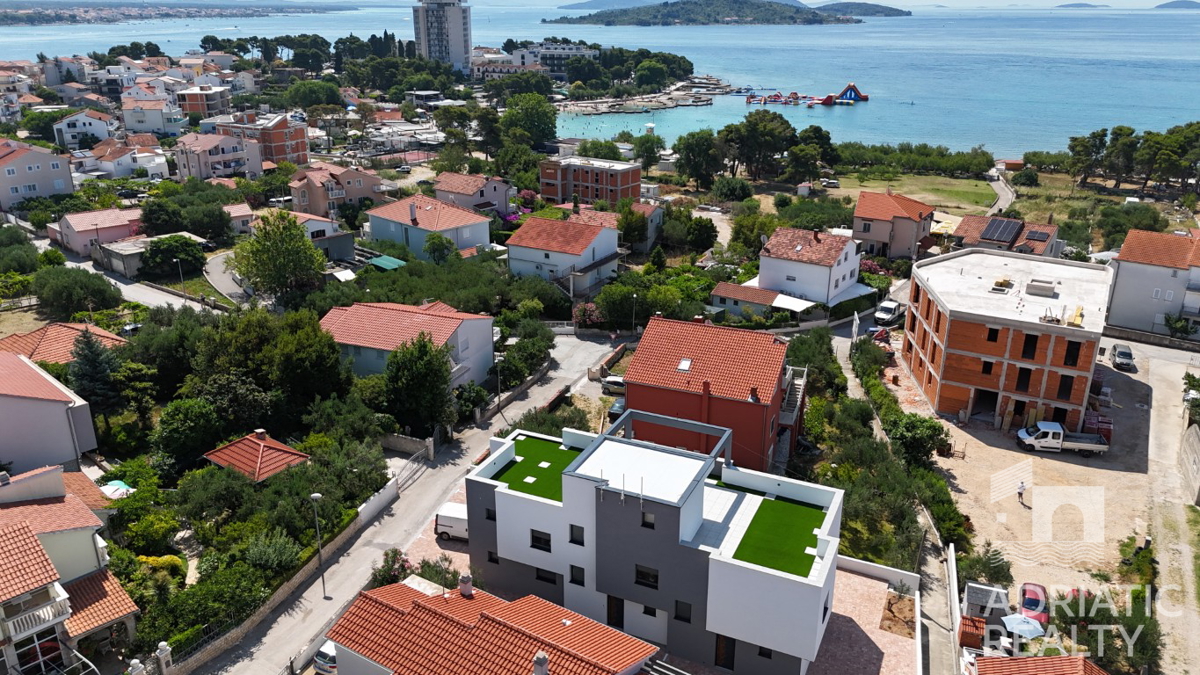 Vodice, dvonadstropno stanovanje z dvoriščem blizu plaže