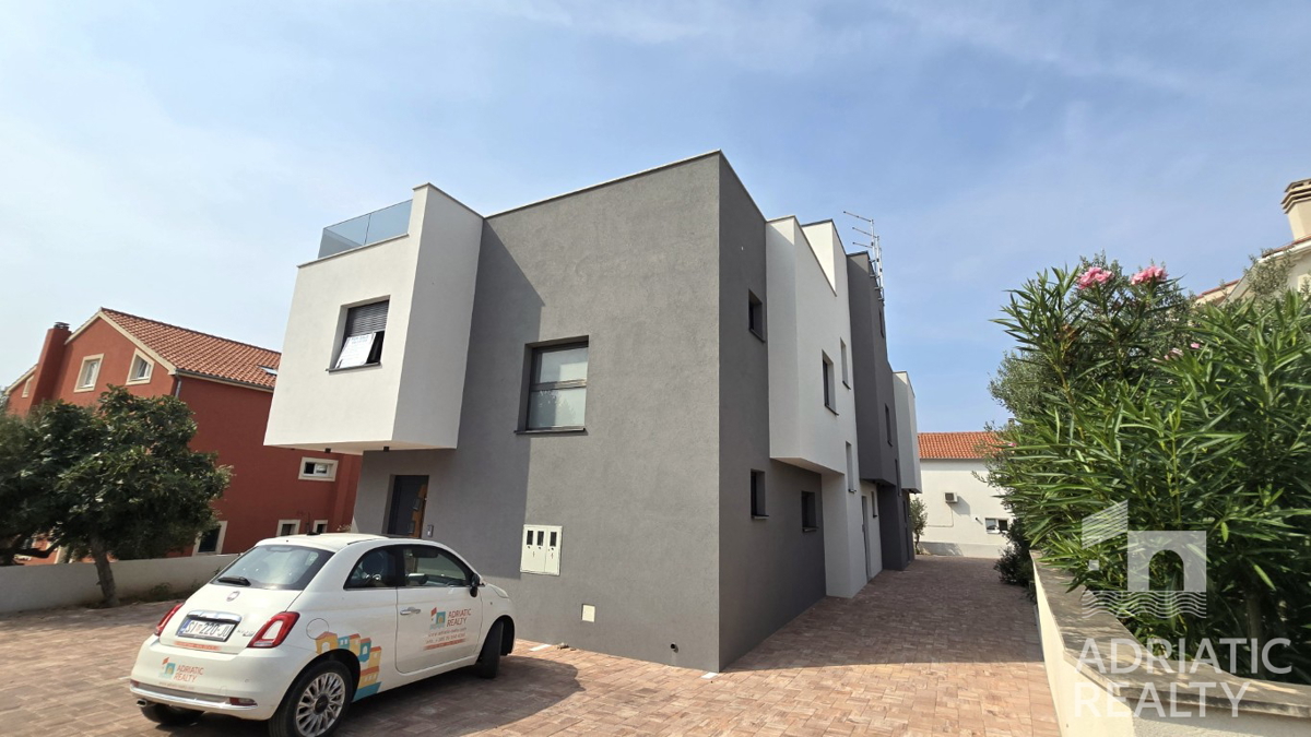 Vodice, dvonadstropno stanovanje z dvoriščem blizu plaže