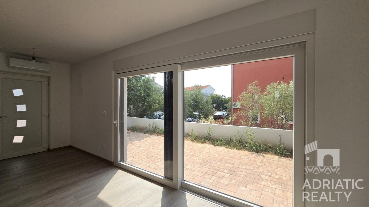 Vodice, dvonadstropno stanovanje z dvoriščem blizu plaže