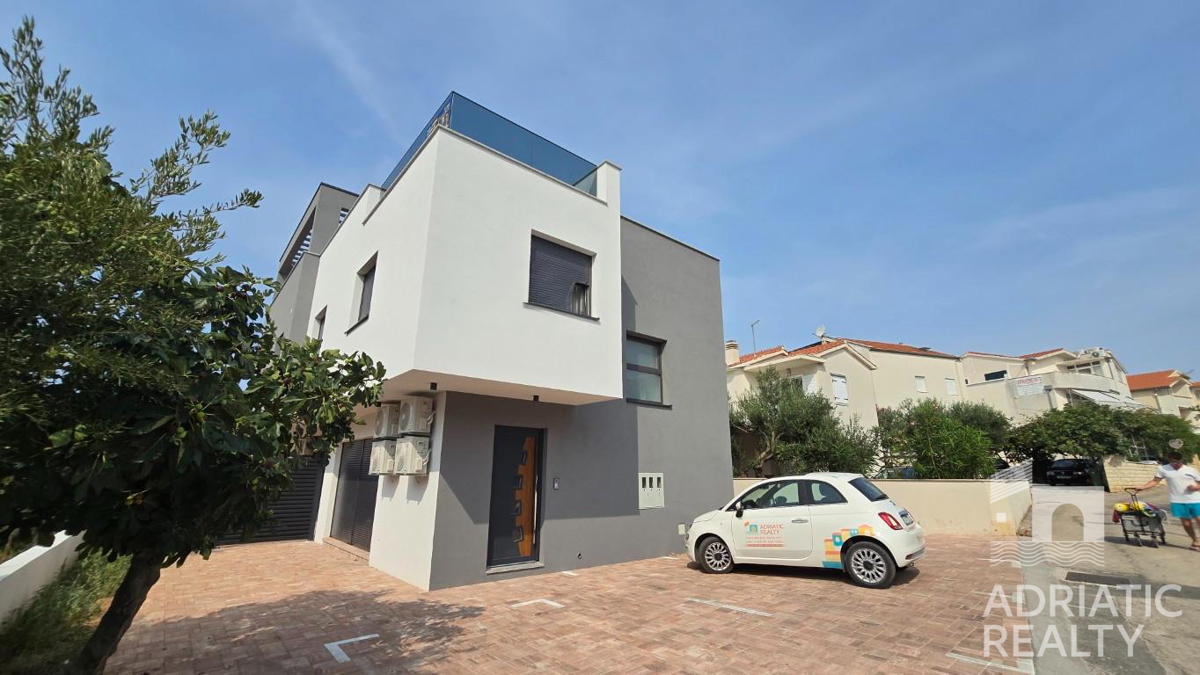 Vodice, dvonadstropno stanovanje z dvoriščem blizu plaže