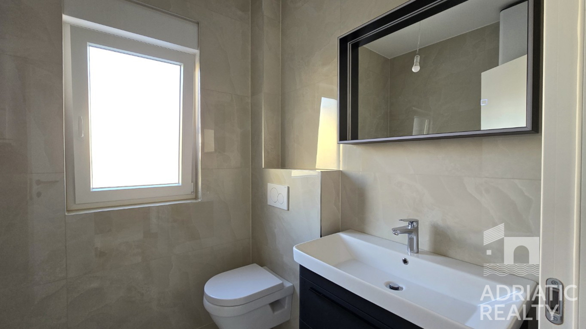 Vodice, sodoben dvoposteljni apartma z vrtom