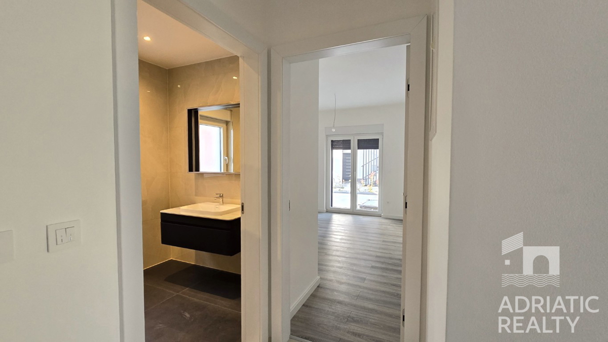 Vodice, sodoben dvoposteljni apartma z vrtom