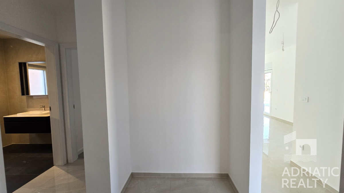 Vodice, sodoben dvoposteljni apartma z vrtom