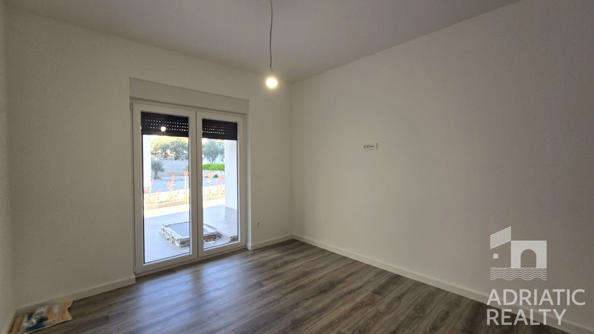 Vodice, sodoben dvoposteljni apartma z vrtom