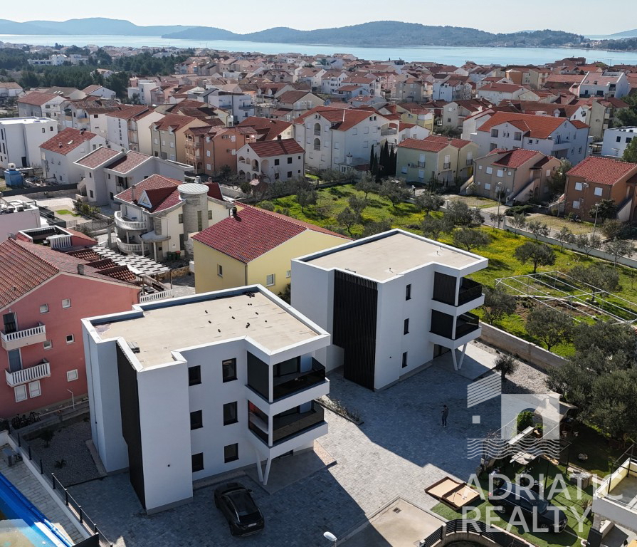 Vodice, sodoben dvoposteljni apartma z vrtom