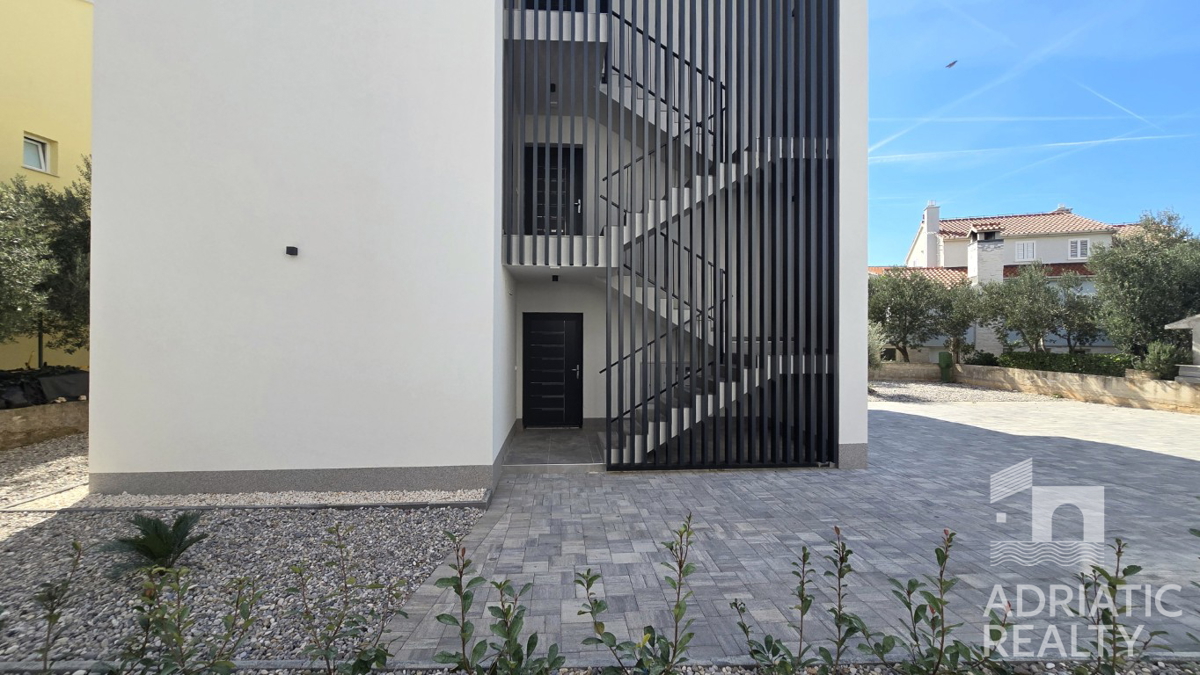 Vodice, sodoben dvoposteljni apartma z vrtom