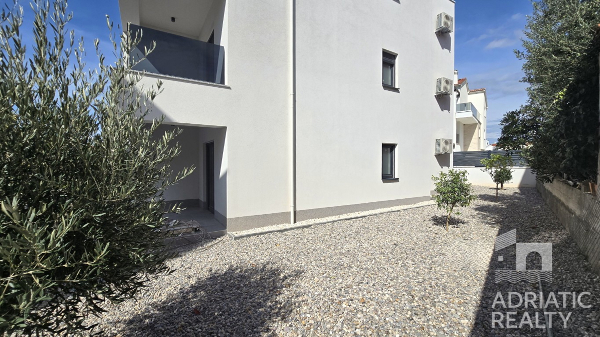 Vodice, sodoben dvoposteljni apartma z vrtom