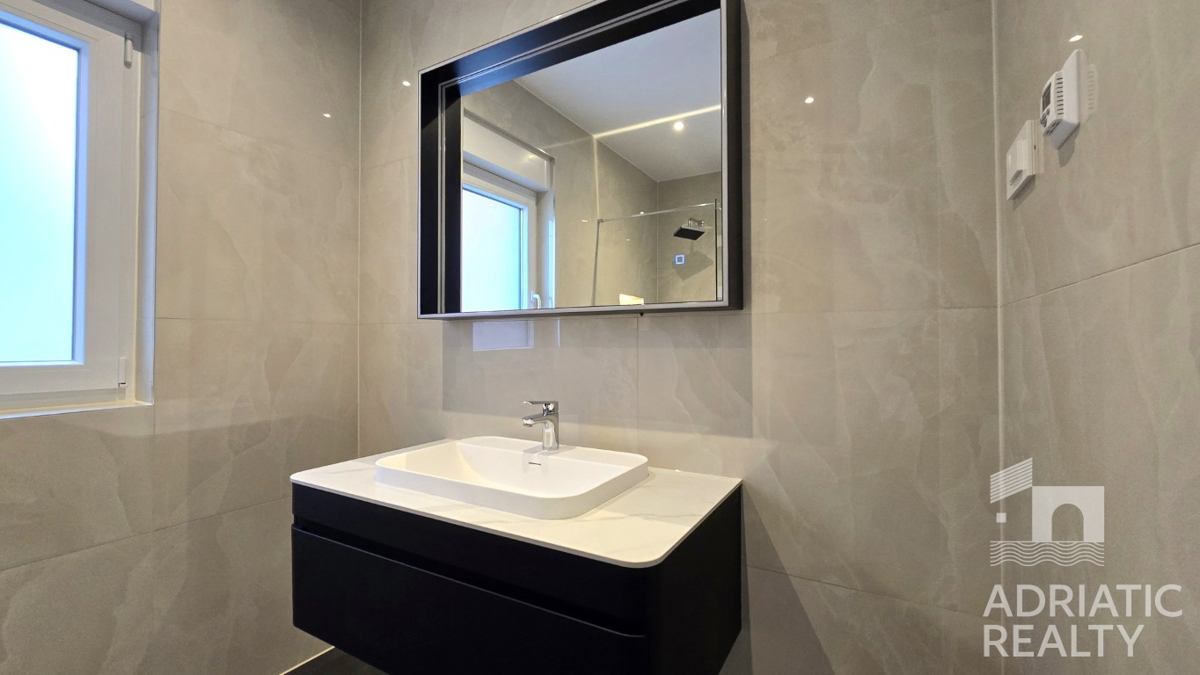 Vodice, sodoben dvoposteljni apartma z vrtom