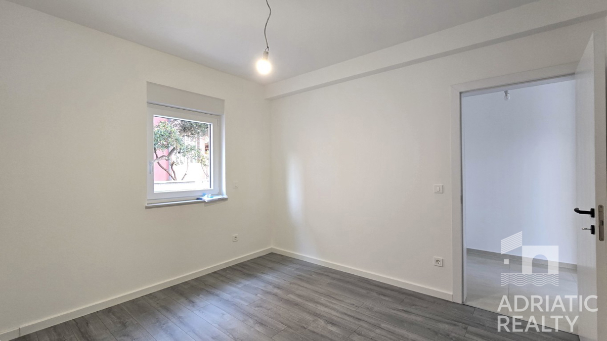 Vodice, sodoben dvoposteljni apartma z vrtom