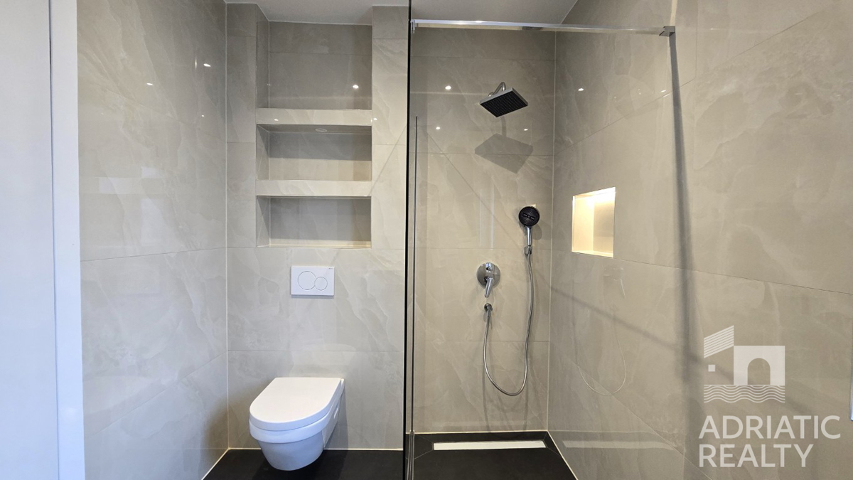 Vodice, sodoben dvoposteljni apartma z vrtom