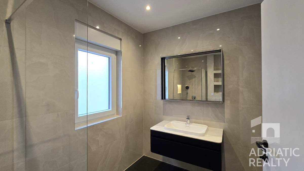 Vodice, sodoben dvoposteljni apartma z vrtom