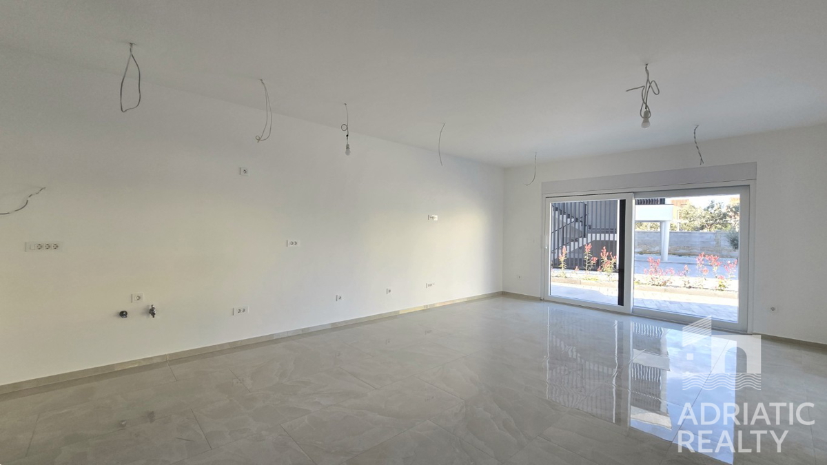 Vodice, sodoben dvoposteljni apartma z vrtom