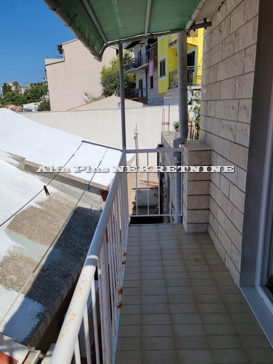 Vrstna hiša 20 metrov od plaže