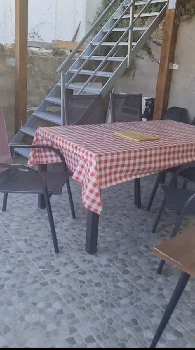 Vrstna hiša 20 metrov od plaže