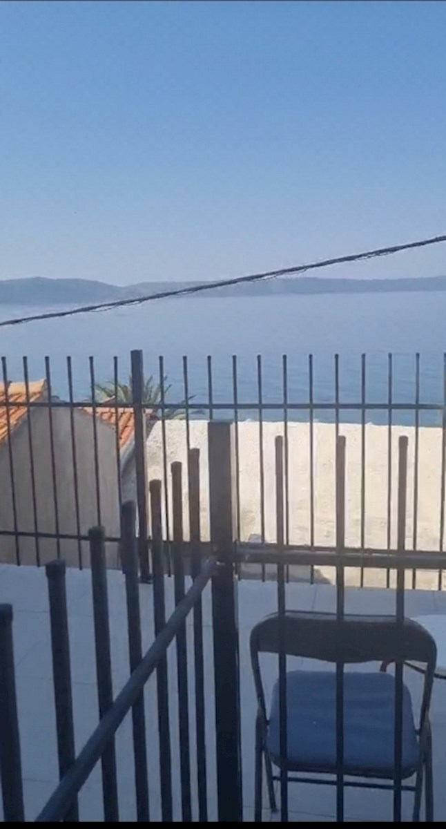 Vrstna hiša 20 metrov od plaže