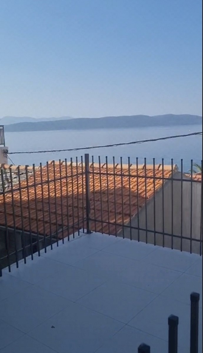 Vrstna hiša 20 metrov od plaže