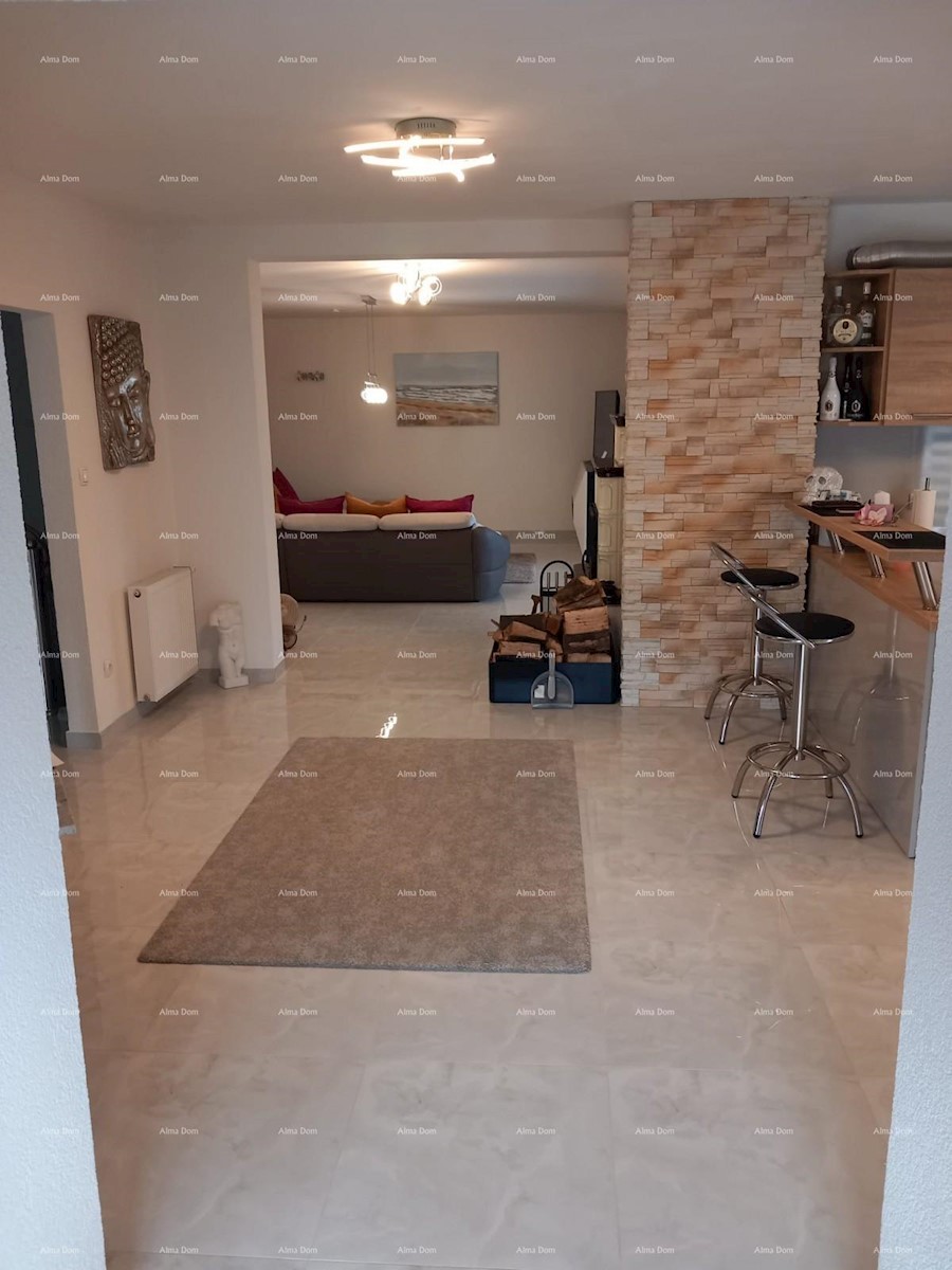 Hiša s tremi ločenimi apartmaji v bližini Poreča