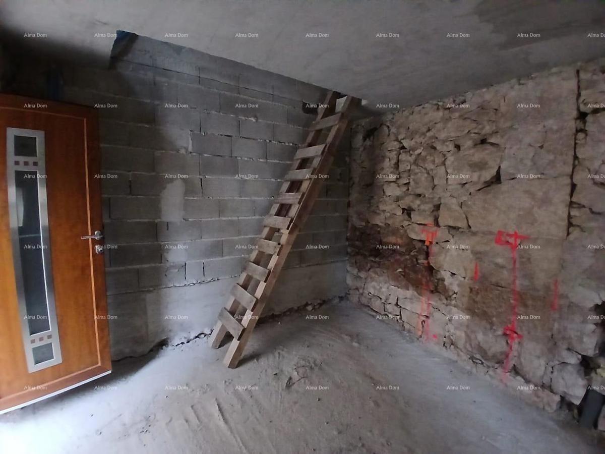 Prodamo hišo v centru Brtonigle z lastnim parkiriščem in dvoriščem