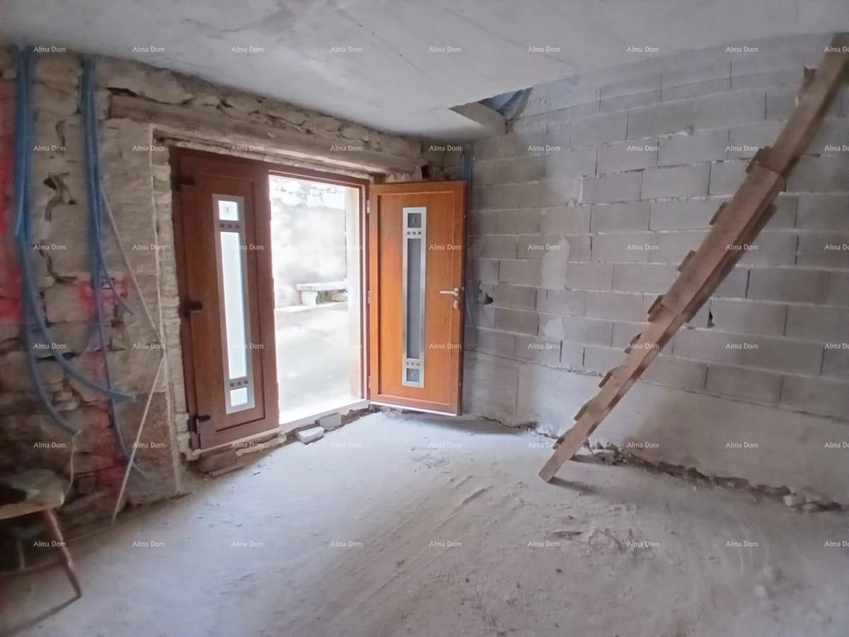 Prodamo hišo v centru Brtonigle z lastnim parkiriščem in dvoriščem