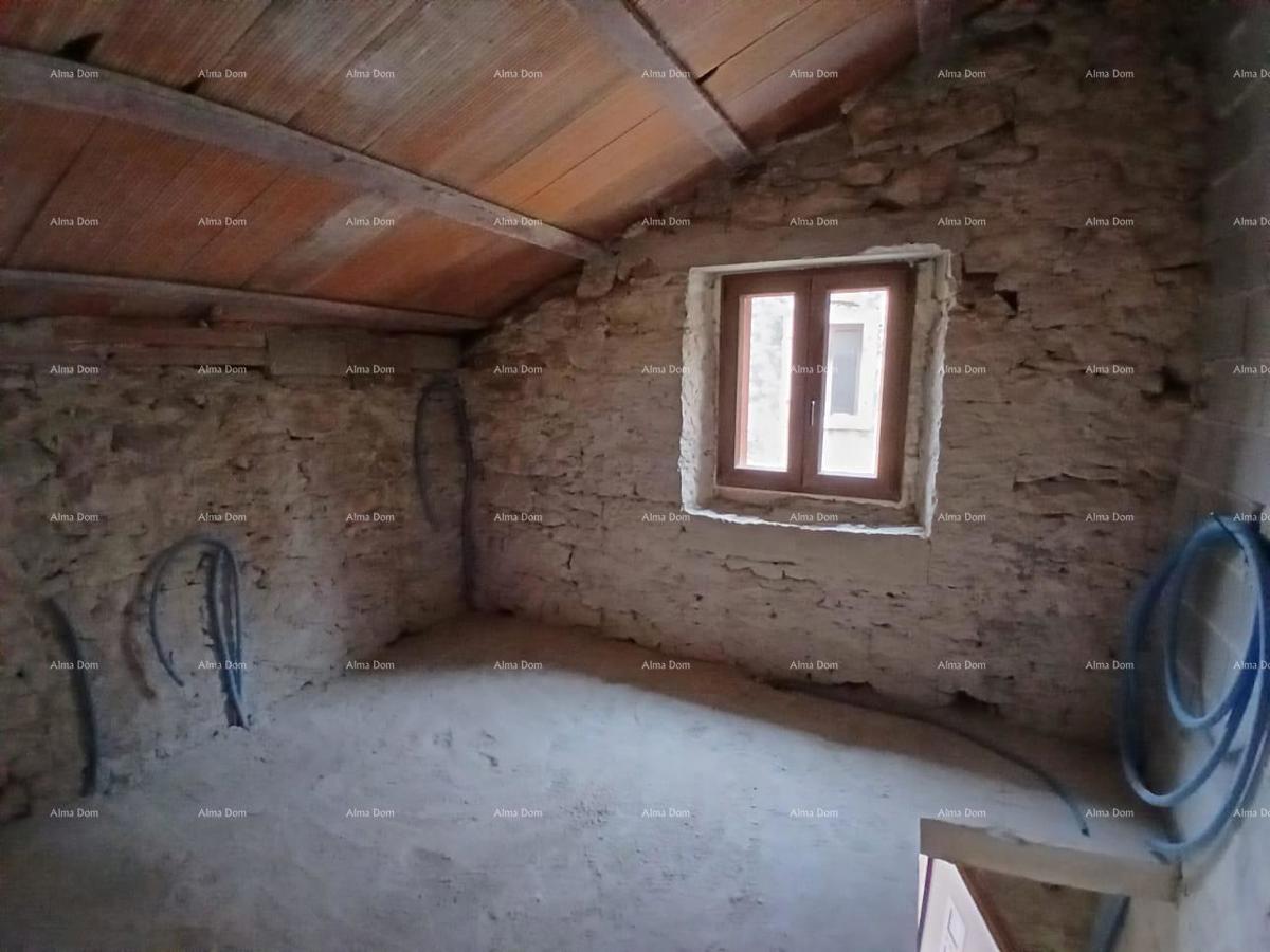 Prodamo hišo v centru Brtonigle z lastnim parkiriščem in dvoriščem