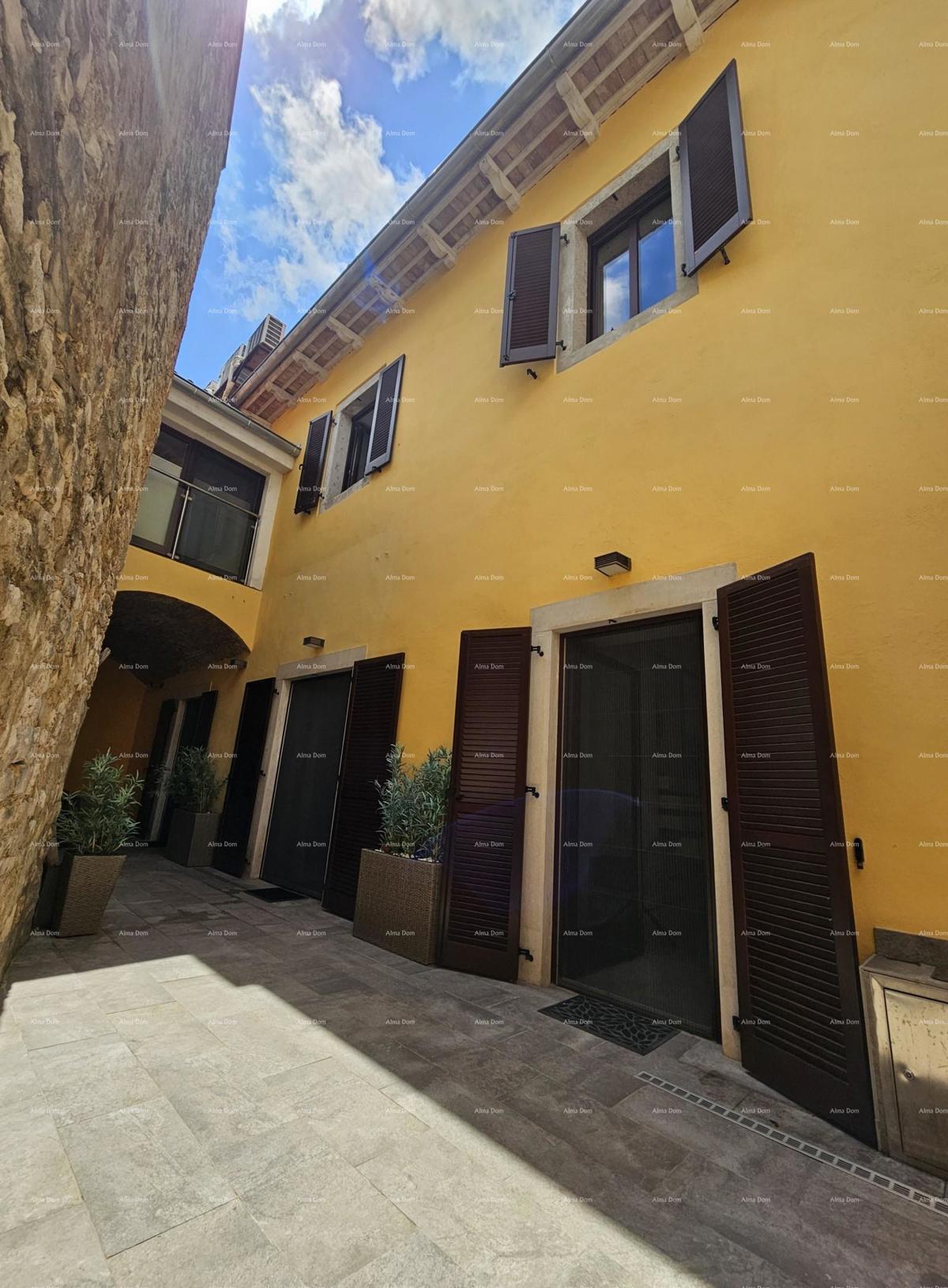 Čudovita hiša s tremi etažiranimi apartmaji v starem mestnem jedru Poreča!
